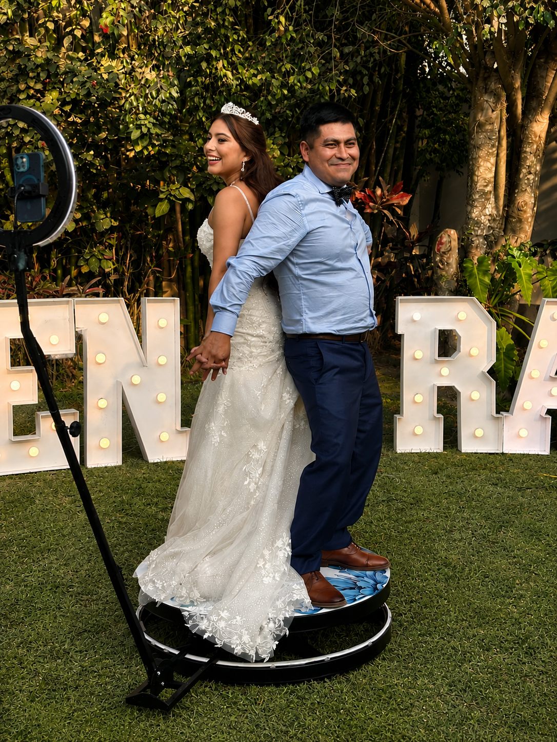 Novios grabando un video inmersivo en la plataforma 360°