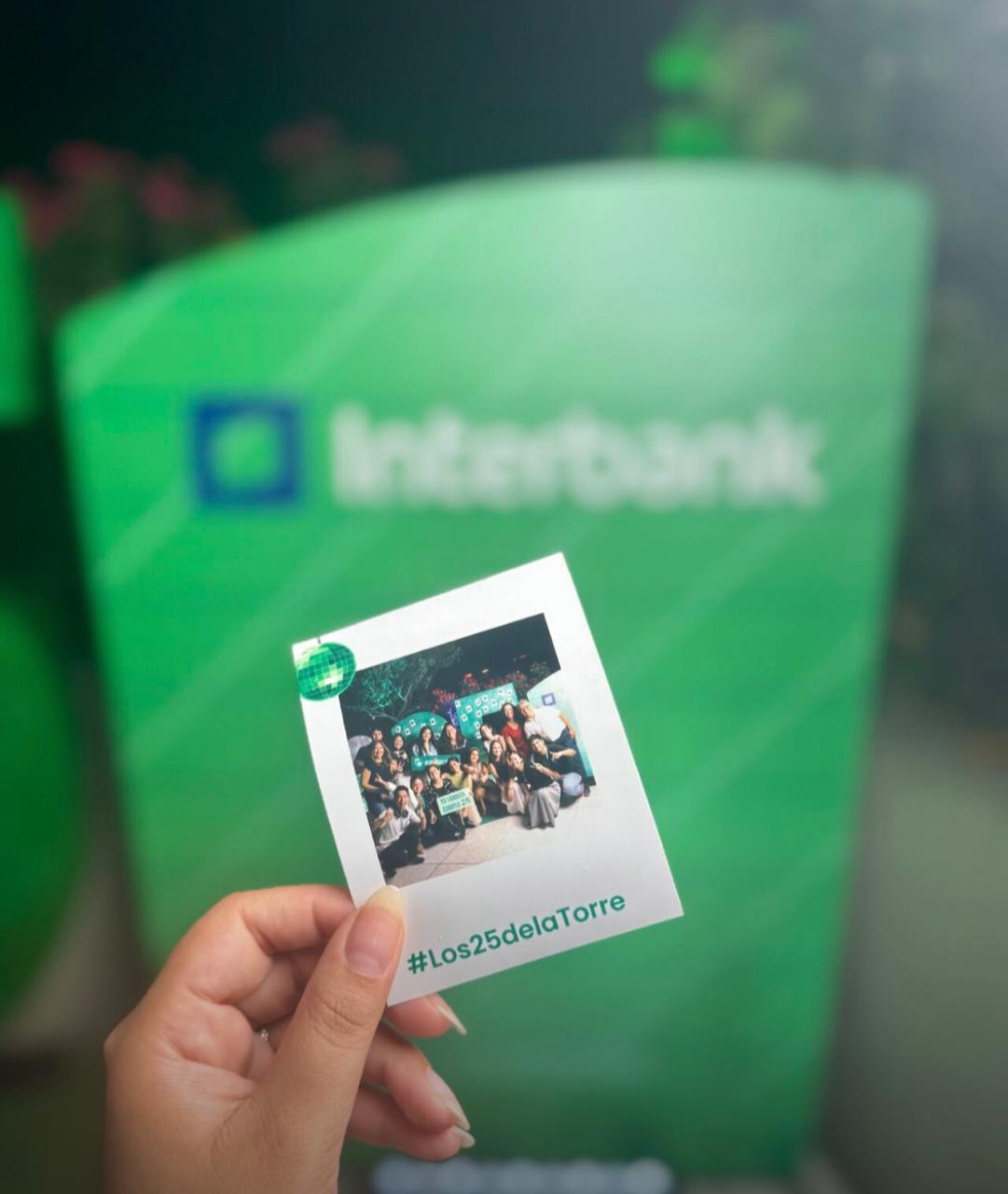 Invitada mostrando la foto impresa al instante en un evento corporativo
