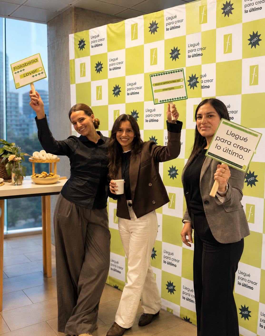Invitadas sosteniendo carteles personalizados frente al fondo de marca